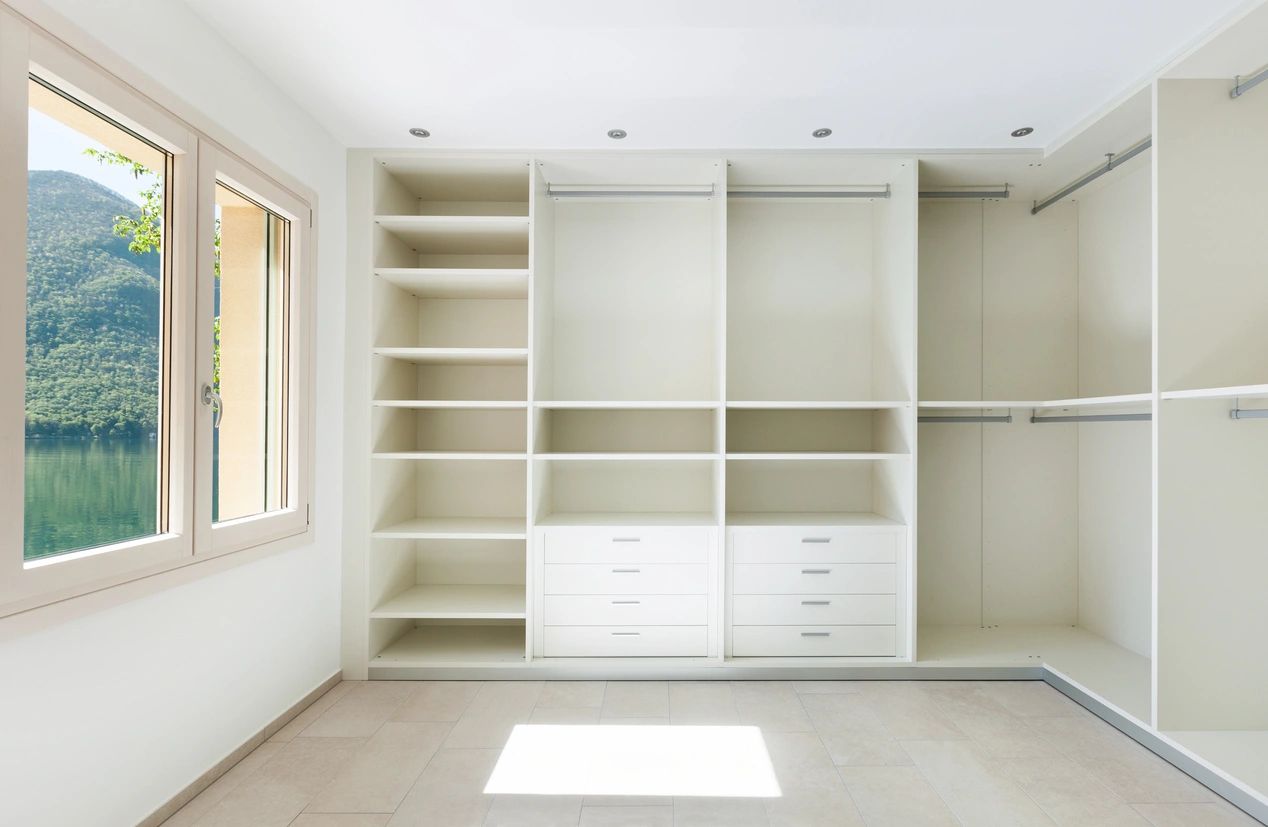 fm=f_072k5Wo A white closet with many shelves and drawers.